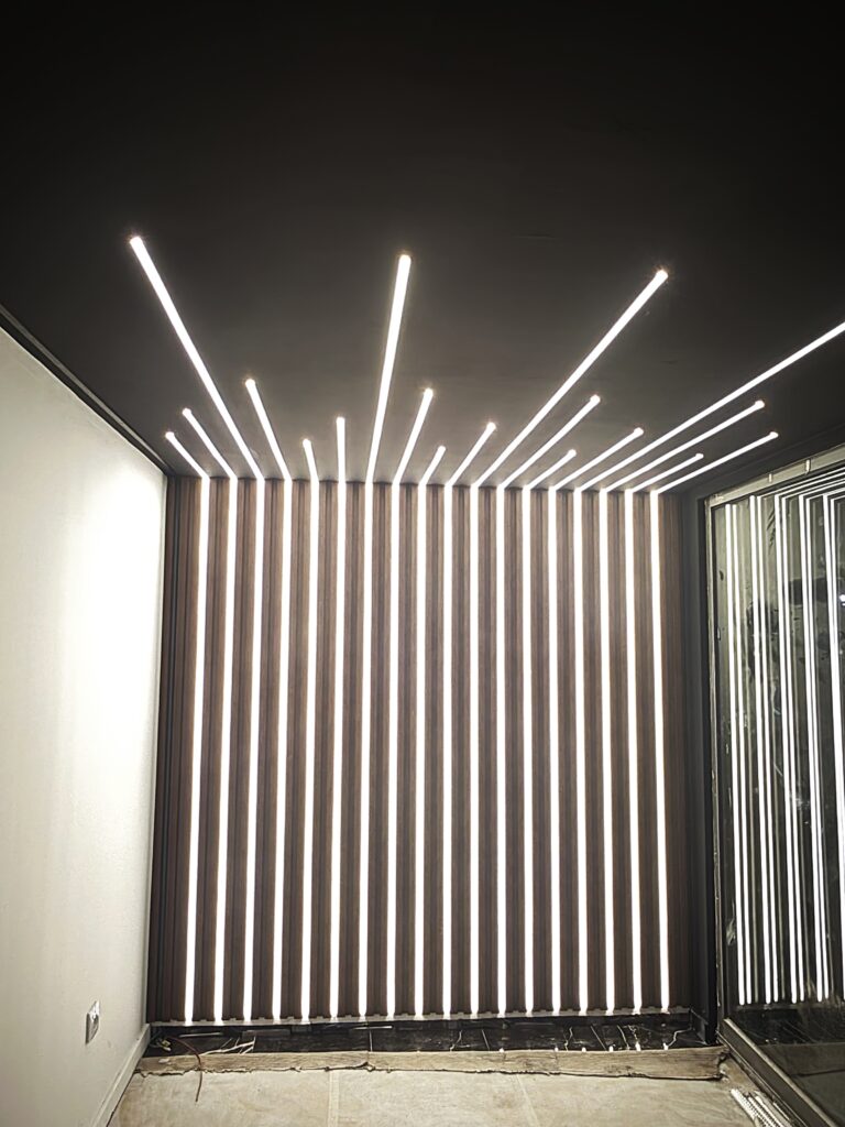 Instalação de ripado e de iluminação LED